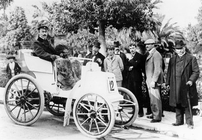 F. Charron, winnaar van de race Marseille-Nice, in een Panhard-Levassor auto met Michelin banden, 1898 door French Photographer